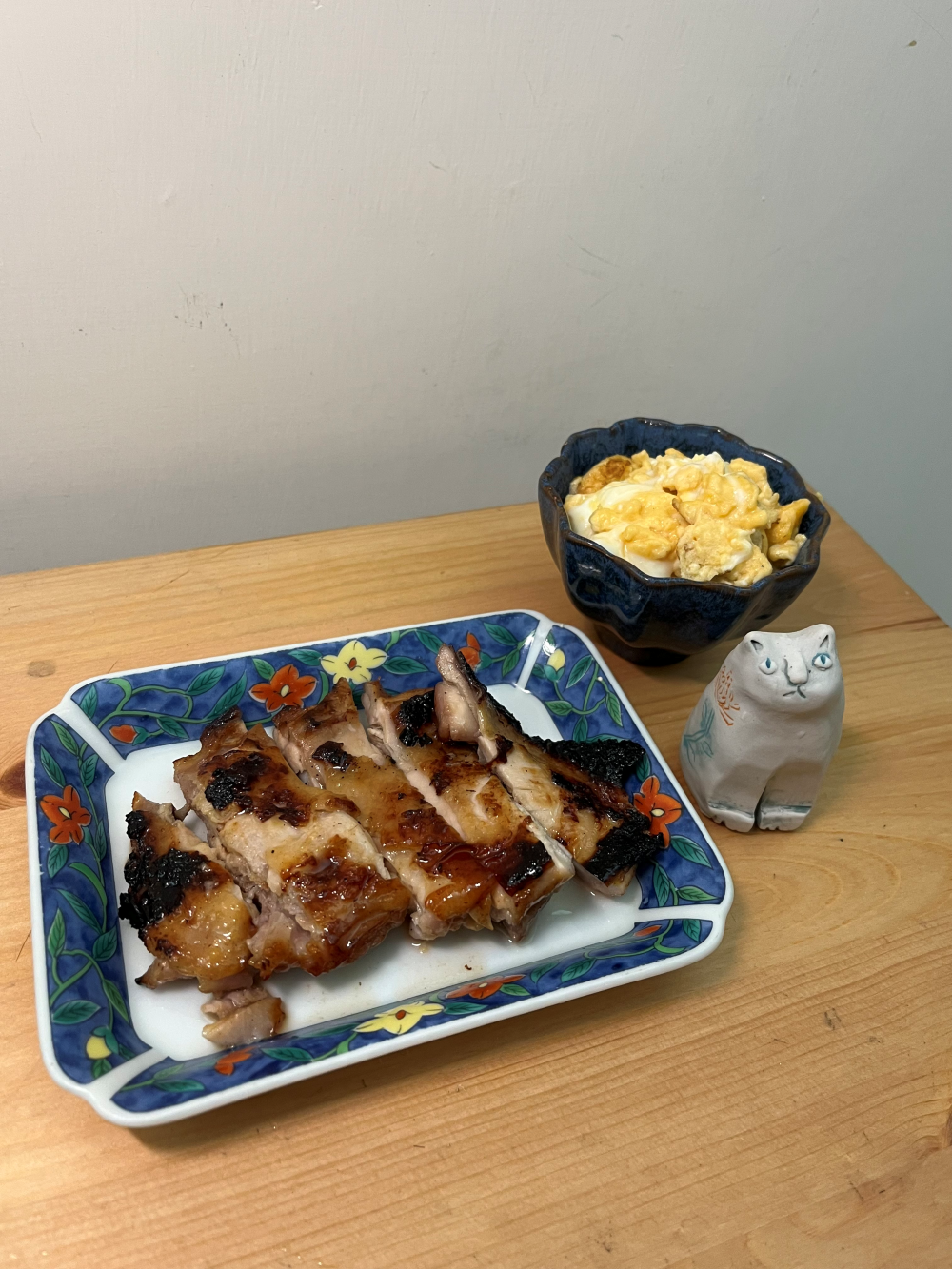 這樣的雞腿排與雞蛋的做法，肯定是下飯的，油脂和高湯疊合出的鮮甜，只要再沖一碗味噌湯，就是一份完整的定食。